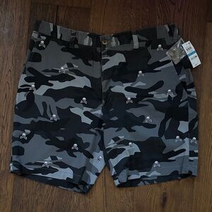 Club Room Gray Camouflage Skull Cargo Shorts   36 waist. NWT